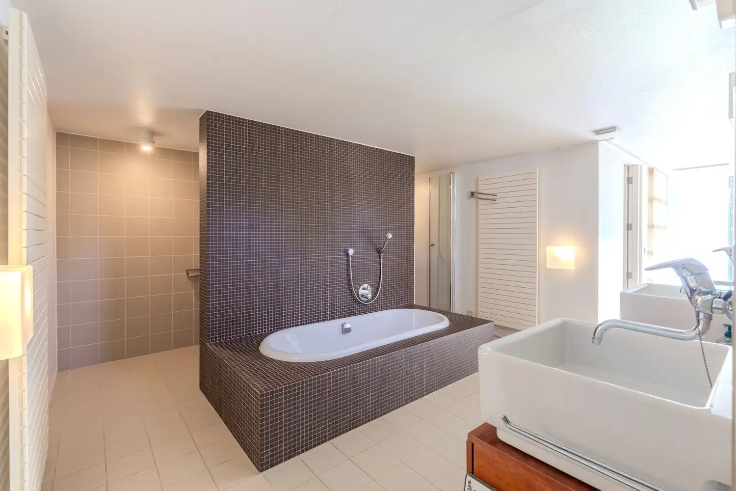 Moderne villa met ruime leefruimte, 4 slaapkamers en 2 badkamers op 13 are in gegeerde buurt Neerharen- Lanaken foto 28