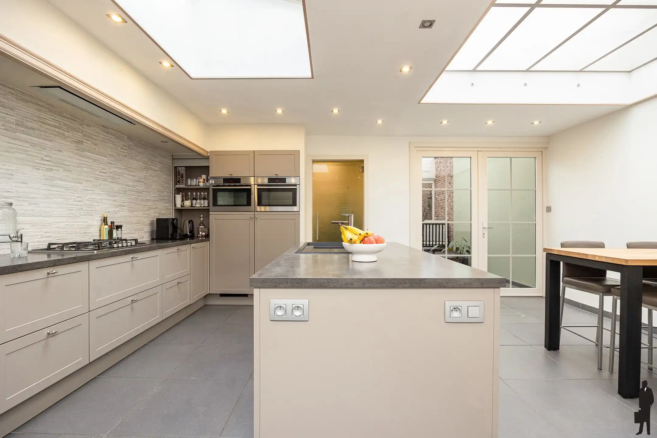 Ruime gezinswoning: 4 slpk, garage + veel bergruimte foto 3