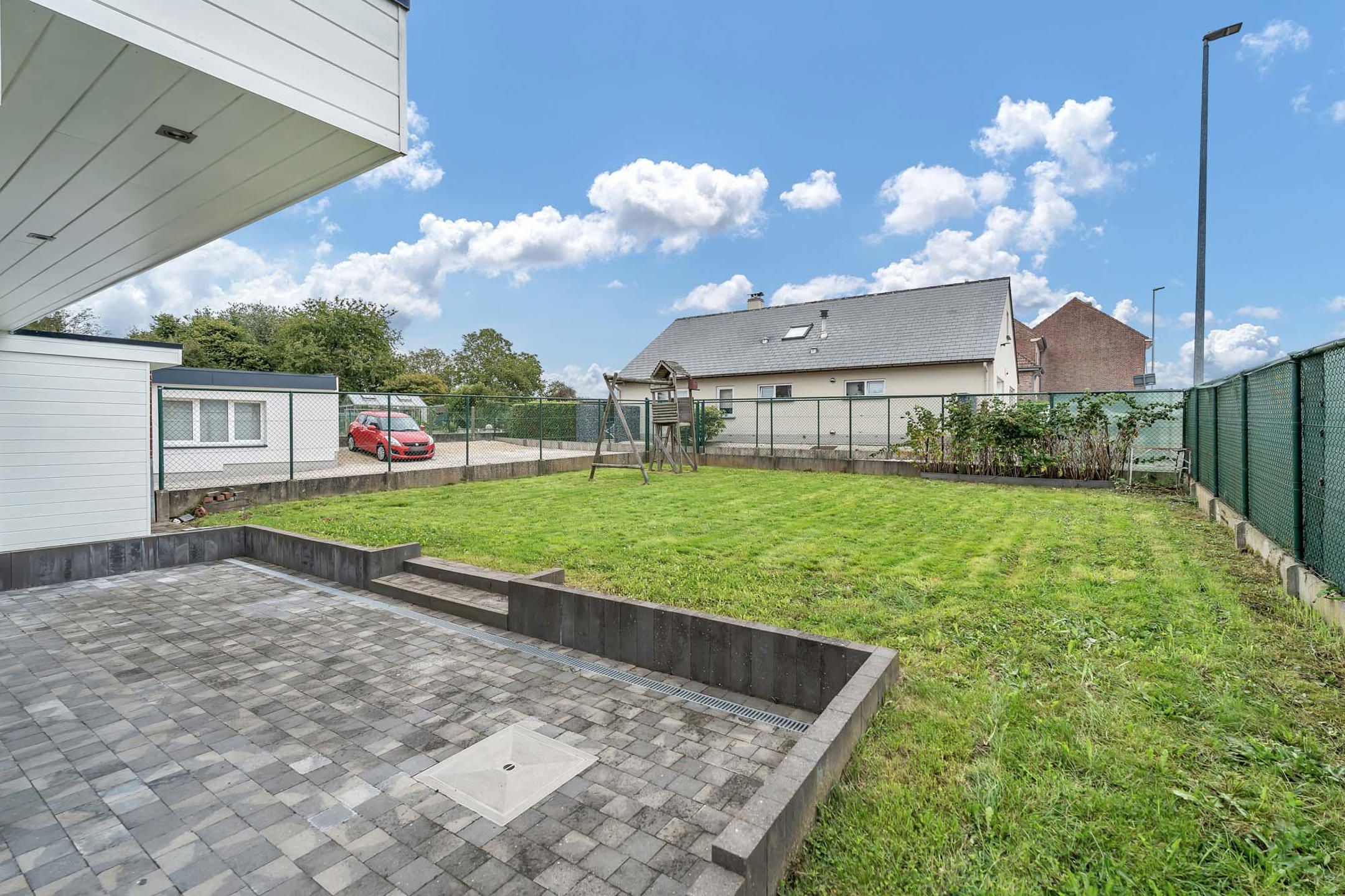 Halfopen bebouwing met tuin en garage foto 2