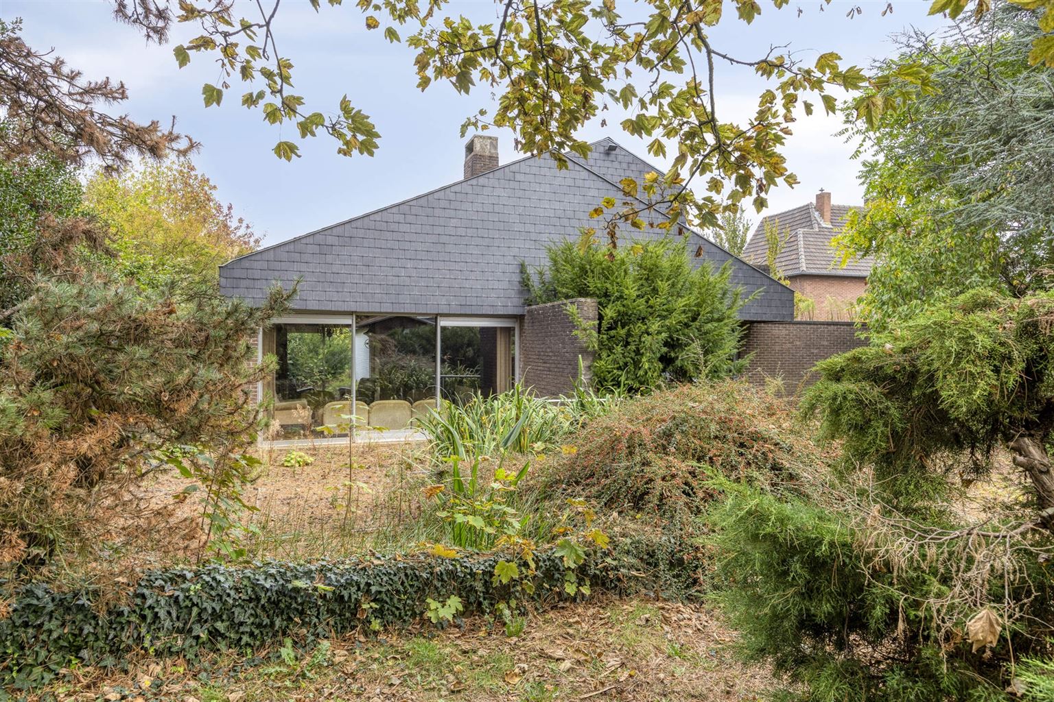 Vrijstaande woning in 70s stijl op een uniek perceel van 15a93ca met 5 slaapkamers, inpandige garage en riante tuin, gelegen op een rustige toplocatie nabij het centrum van Maaseik. foto 40