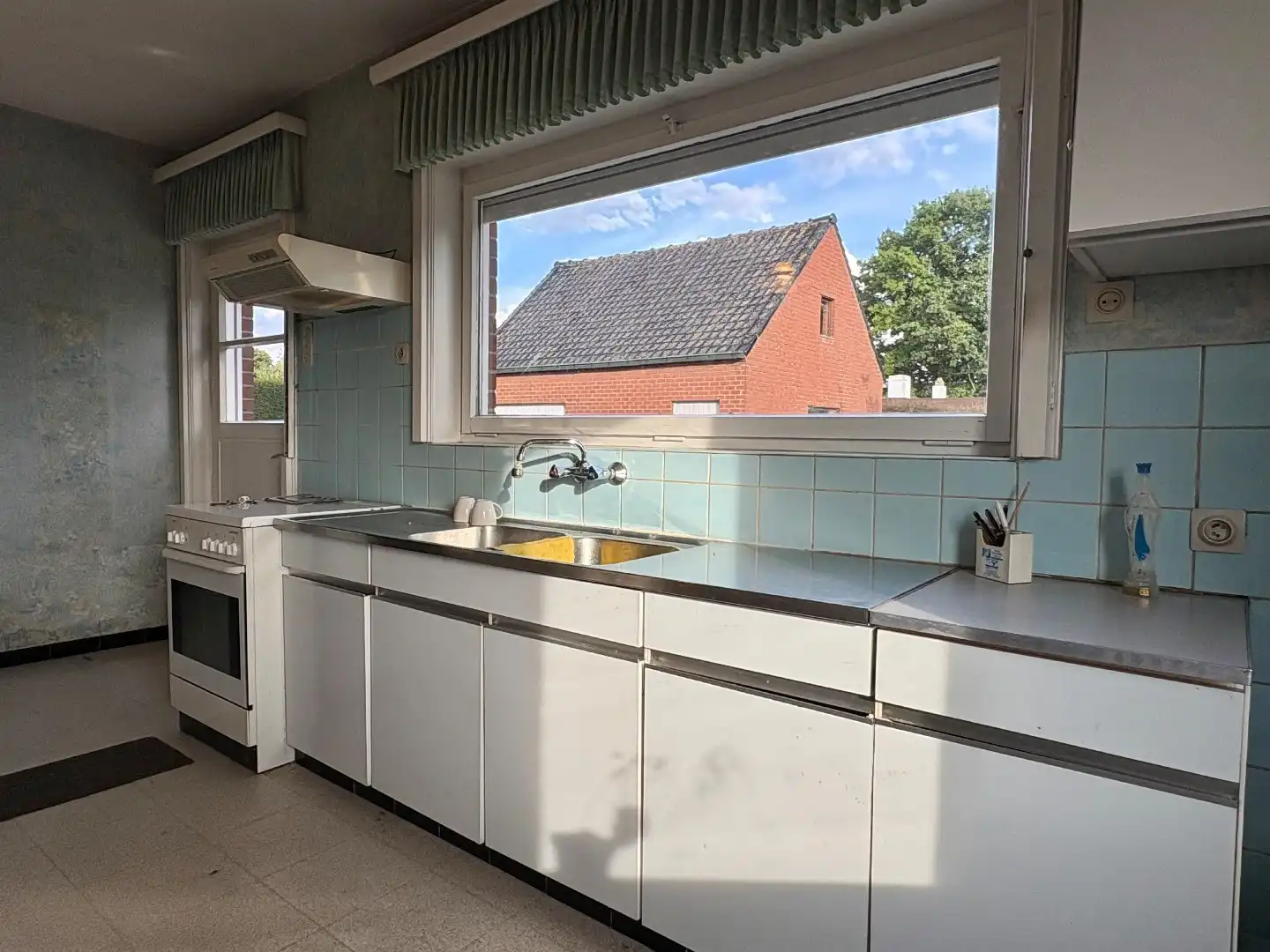 Alleenstaande woning te koop in Ooigem met 4 slaapkamers, een perceel van 1244m² en een vrijstaande grote garage foto 4