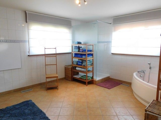 Stijlvolle en energiezuinige villa met zwemvijver op een zuidgericht perceel van 15a 30ca foto 10