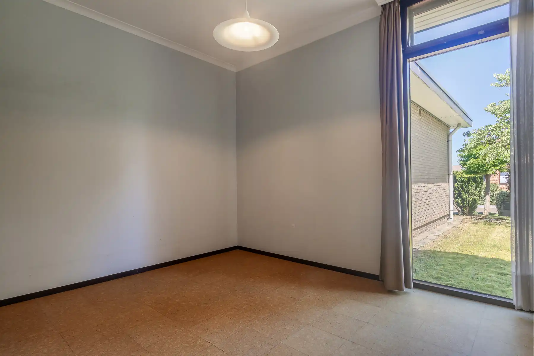 Charmante gelijkvloers woning met 3 kamers, inpandige garage en zonnige tuin foto 16