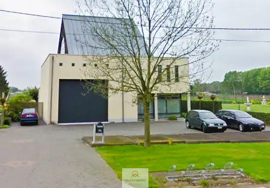 Magazijn met kantoor en woonst foto 29