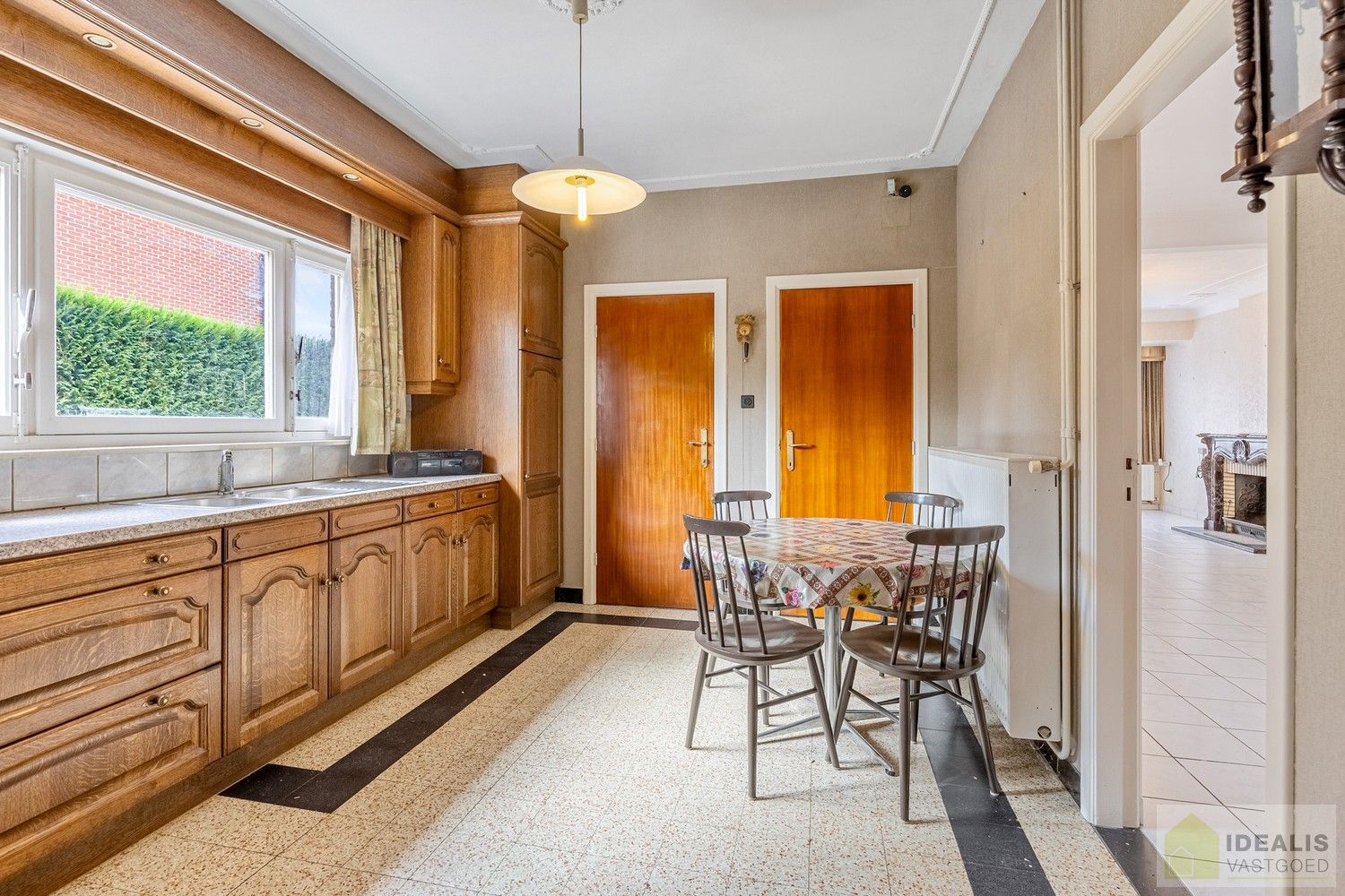 IDEALIS VASTGOED - Aangename karakterwoning op fijne locatie te Pelt. Deze woning omvat maar liefst +-143m² netto bewoonbare oppervlakte op een perceel van 4a 53ca met een ruime woonkamer, maar liefst 3 slaapkamers, badkamer, wasplaats, veranda en garage vlakbij de dorpskern van Boseind! Uiterst geschikt voor kandidaten op zoek naar een betaalbare woning op te frissen naar eigen wens. foto 16