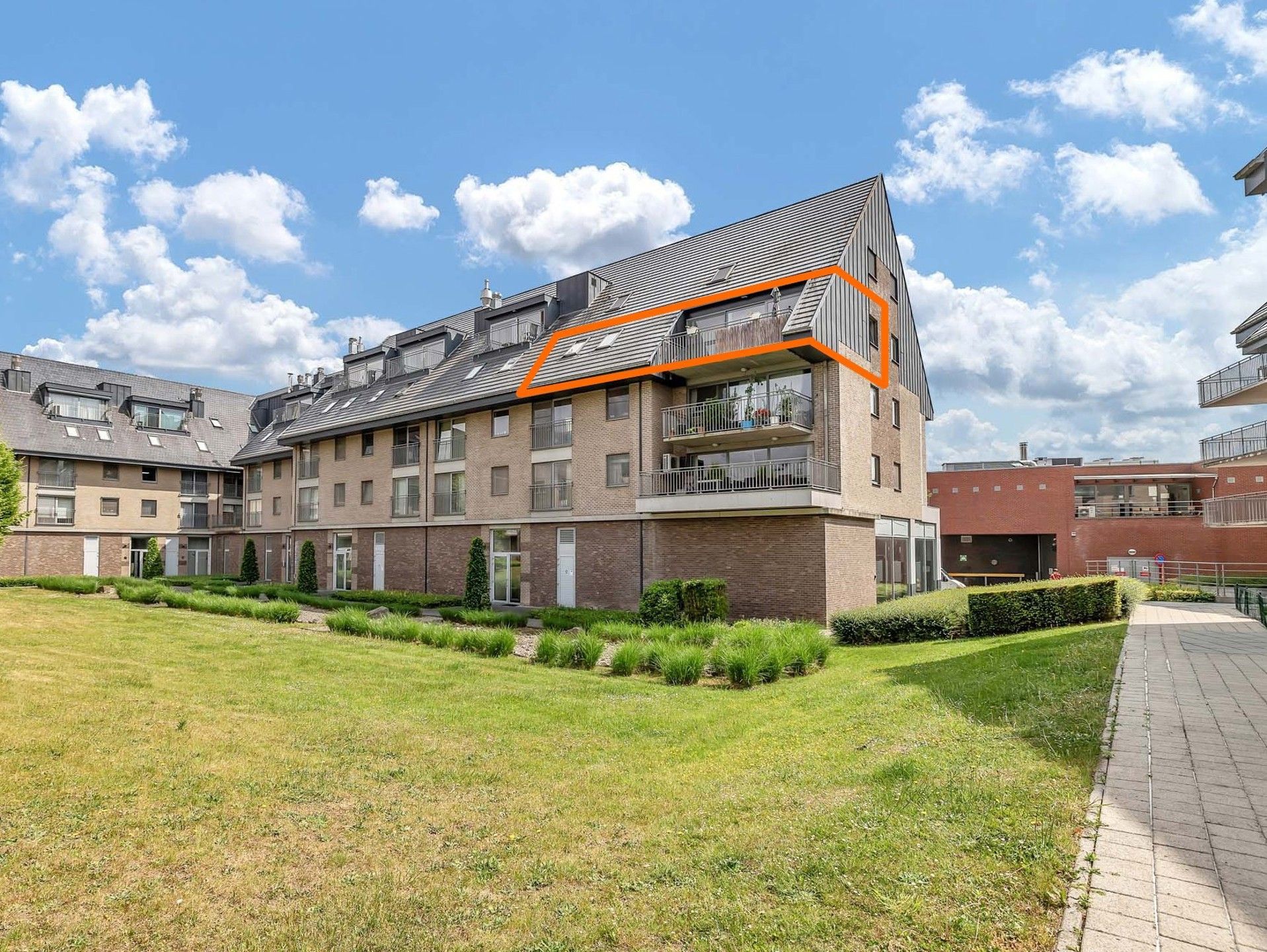 Uniek, energetisch appartement in centrum Ninove foto {{pictureIndex}}