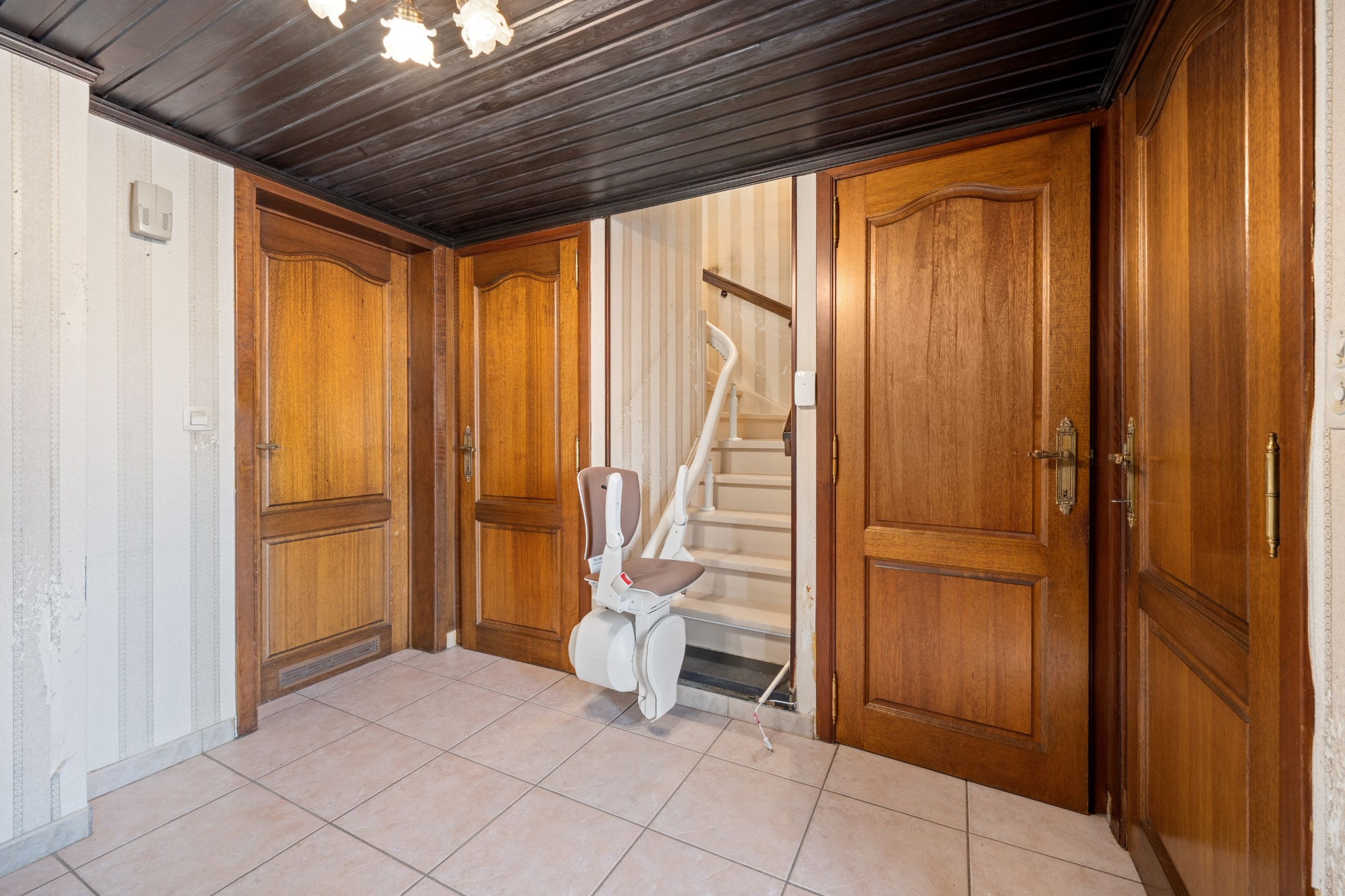 Op te frissen rijwoning op 197m2 in een centraal gelegen buurt foto 8