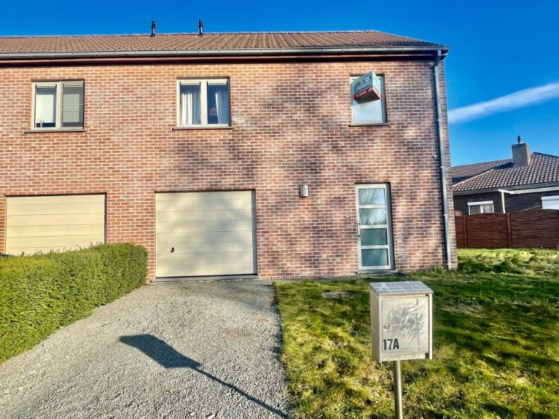 RECENTE HALFOPEN BEBOUWING MET DRIE SLAAPKAMERS EN GARAGE TE HUUR foto {{pictureIndex}}