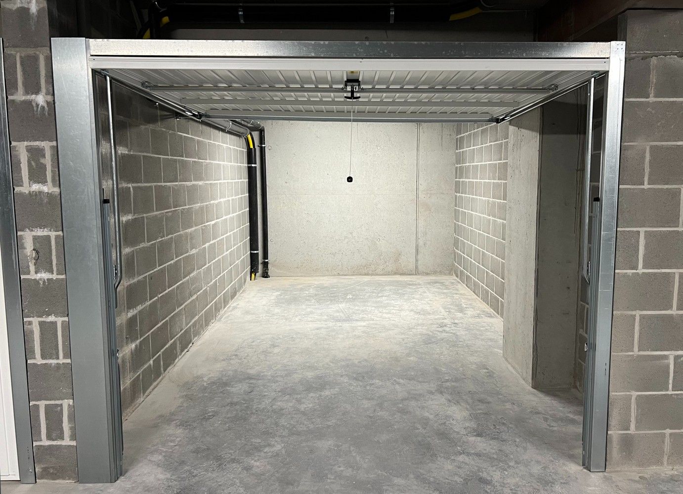 Garagebox te huur foto {{pictureIndex}}