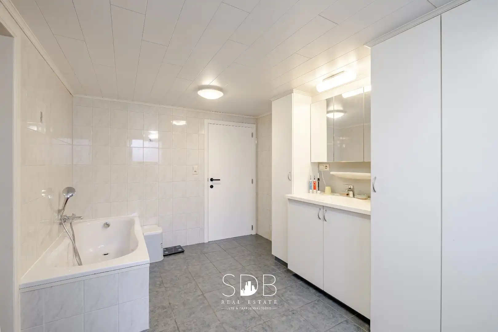 Hedendaagse woning met hippische accommodatie op 17.782m² foto 8
