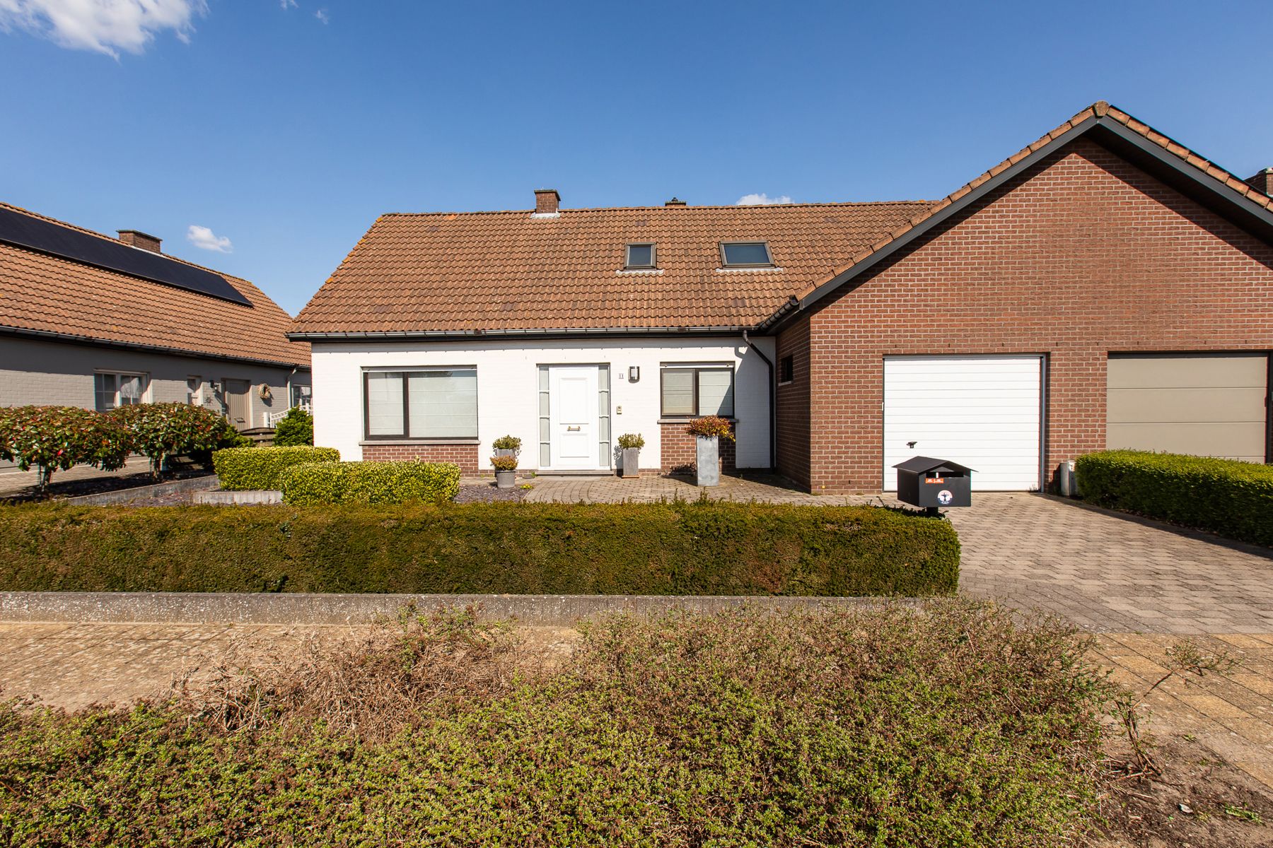 Instapklare woning met tuin in een rustige buurt. foto {{pictureIndex}}