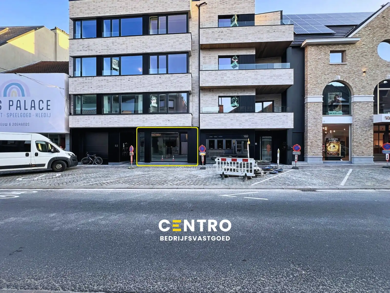 Casco handelsgelijkvloers (± 175m²) met stockruimte (±90m²), verdere afwerking in onderling overleg! foto {{pictureIndex}}