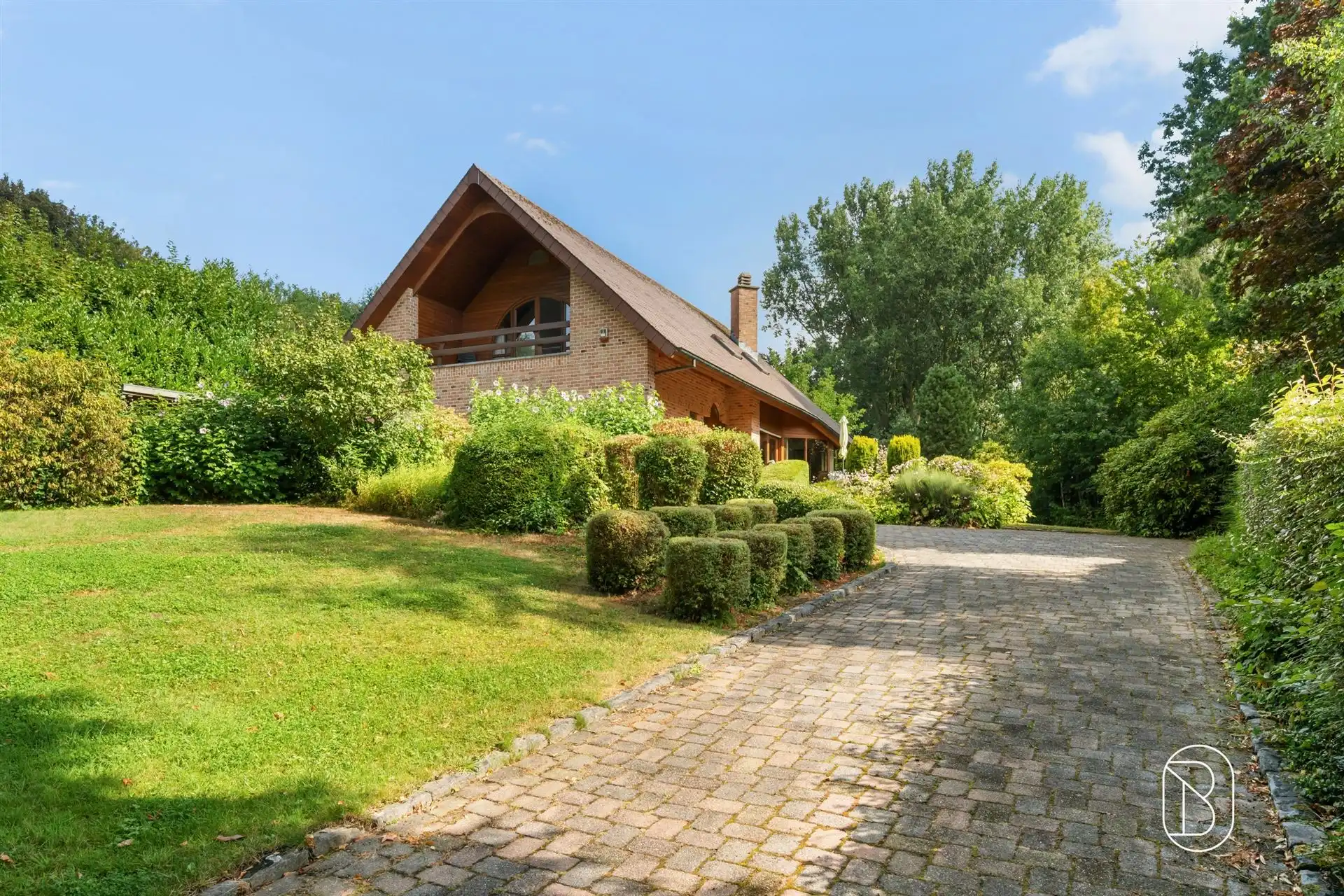 Hoofdfoto van de publicatie: Karaktervolle villa met prachtige tuin op unieke ligging