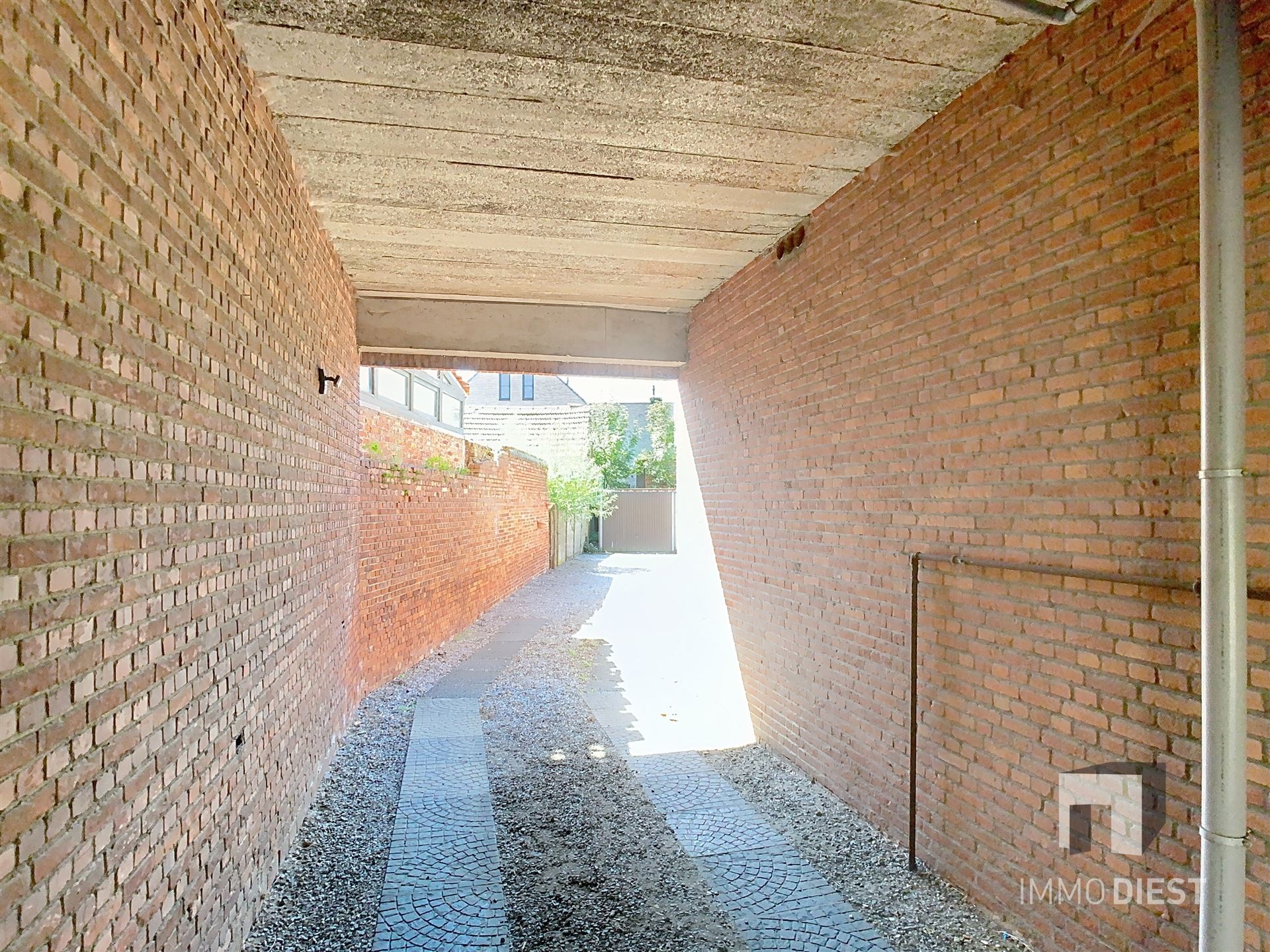Appartementsgebouw van 2 appartementen en  3 garageboxen foto 3