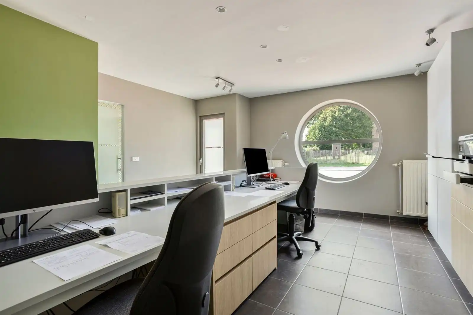 Ruime woning (4slpk) met handelsruimte en magazijn op toplocatie in Halle foto 8