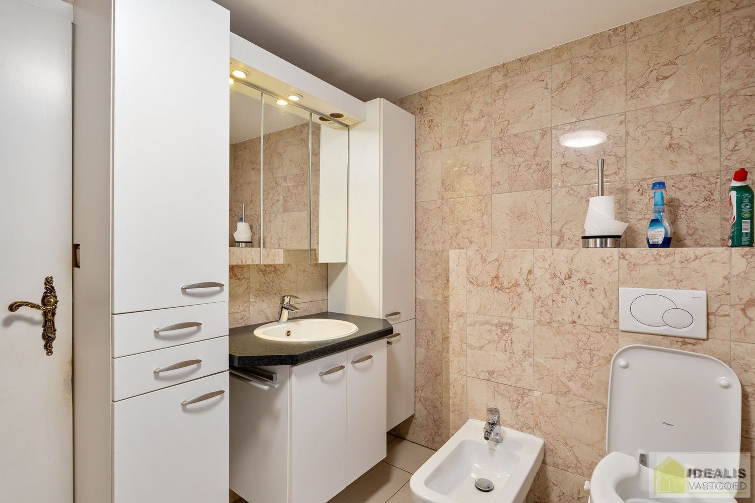 IDEALIS VASTGOED – Ruime te renoveren villa op riant perceel! De villa omvat 198m² netto bewoonbare oppervlakte met een ruime woonkamer en aansluitend uitgeruste keuken, badkamer, 2 grote en 1 kleine slaapkamer, kelder, veranda en 2 garages met sectionale poort van ca. 100m². De villa is gelegen op een prachtig perceel met een oppervlakte van ca. 1,1 hectare (11.000m²)! omgeven door bosgebied! Zeer geschikt voor kandidaten op zoek naar een unieke locatie zeer centraal gelegen, doch volledig omgeven door groen. foto 19