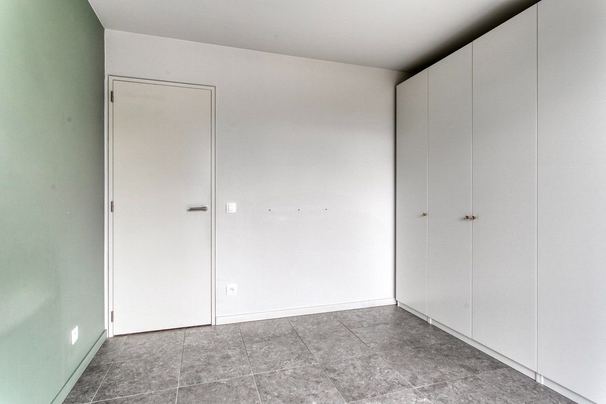 Dit modern afgewerkt appartement bevindt zich op de tweede verdieping van een recente residentie. foto 8