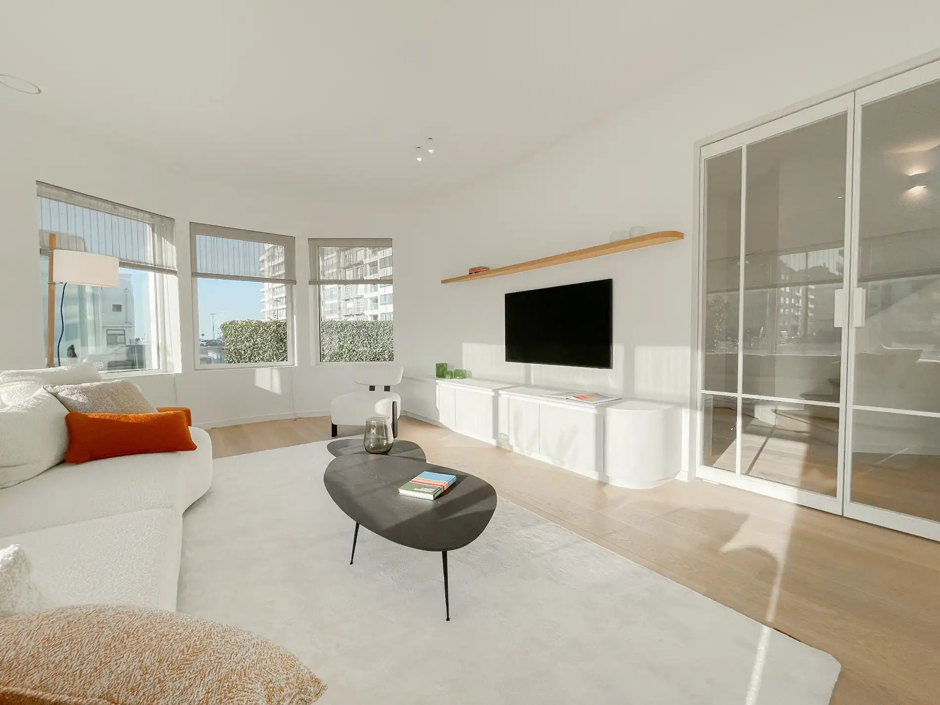 Exclusieve villa: Uitzonderlijk volledig gerenoveerde villa met frontaal zeezicht. foto 2