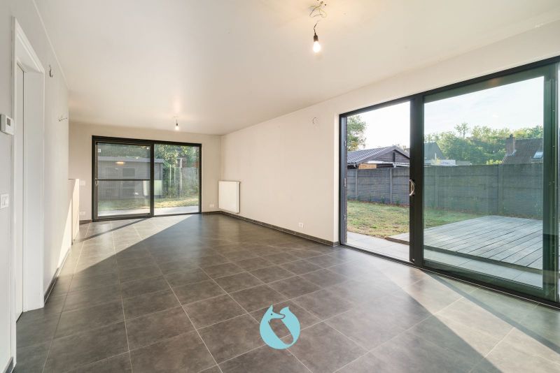 Deze woning is rustig gelegen in woonerf Brielken te Evergem foto 3