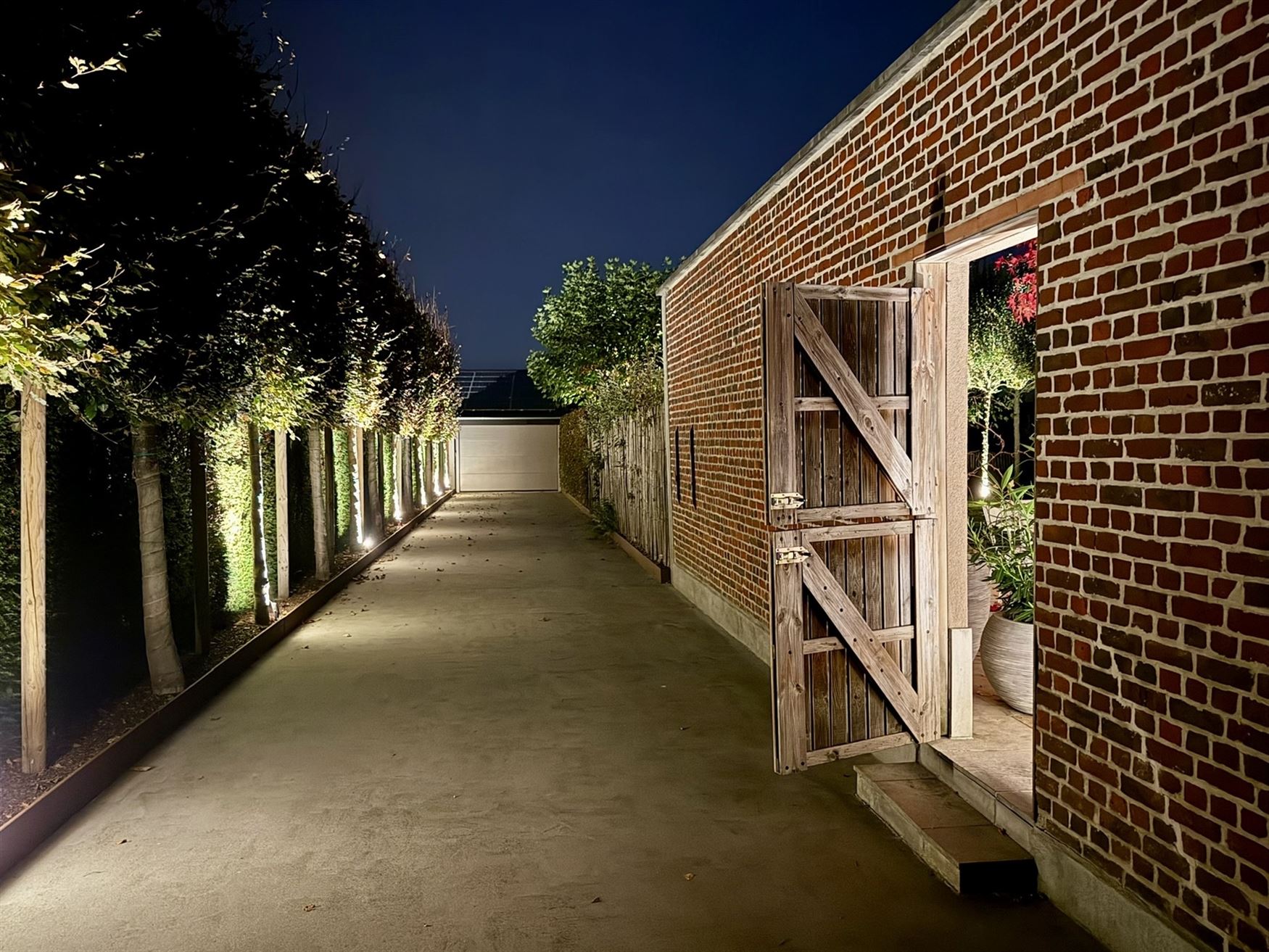 Hoogwaardig afgewerkte herenwoning met zicht op groen en volledige privacy in het hart van Bottelare. foto 49