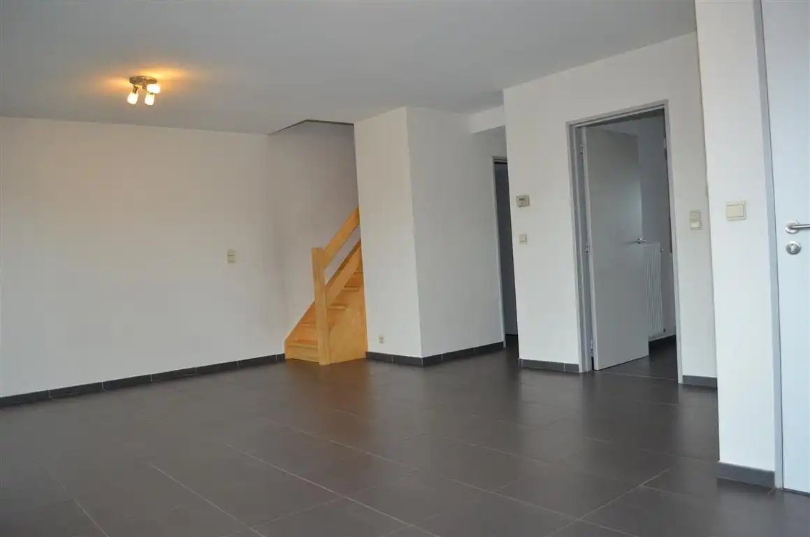 Ruim goed onderhouden appartement met twee slpk's, kelder en autostaanplaats van bouwjaar 2006. foto 3