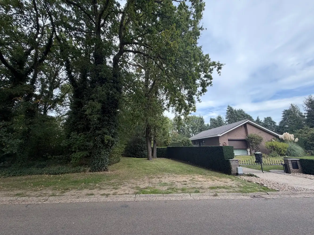 Genk, Brentjesstraat 17 - 19: 2 ruime bouwgronden in een rustige omgeving voor halfopen bebouwing foto 3