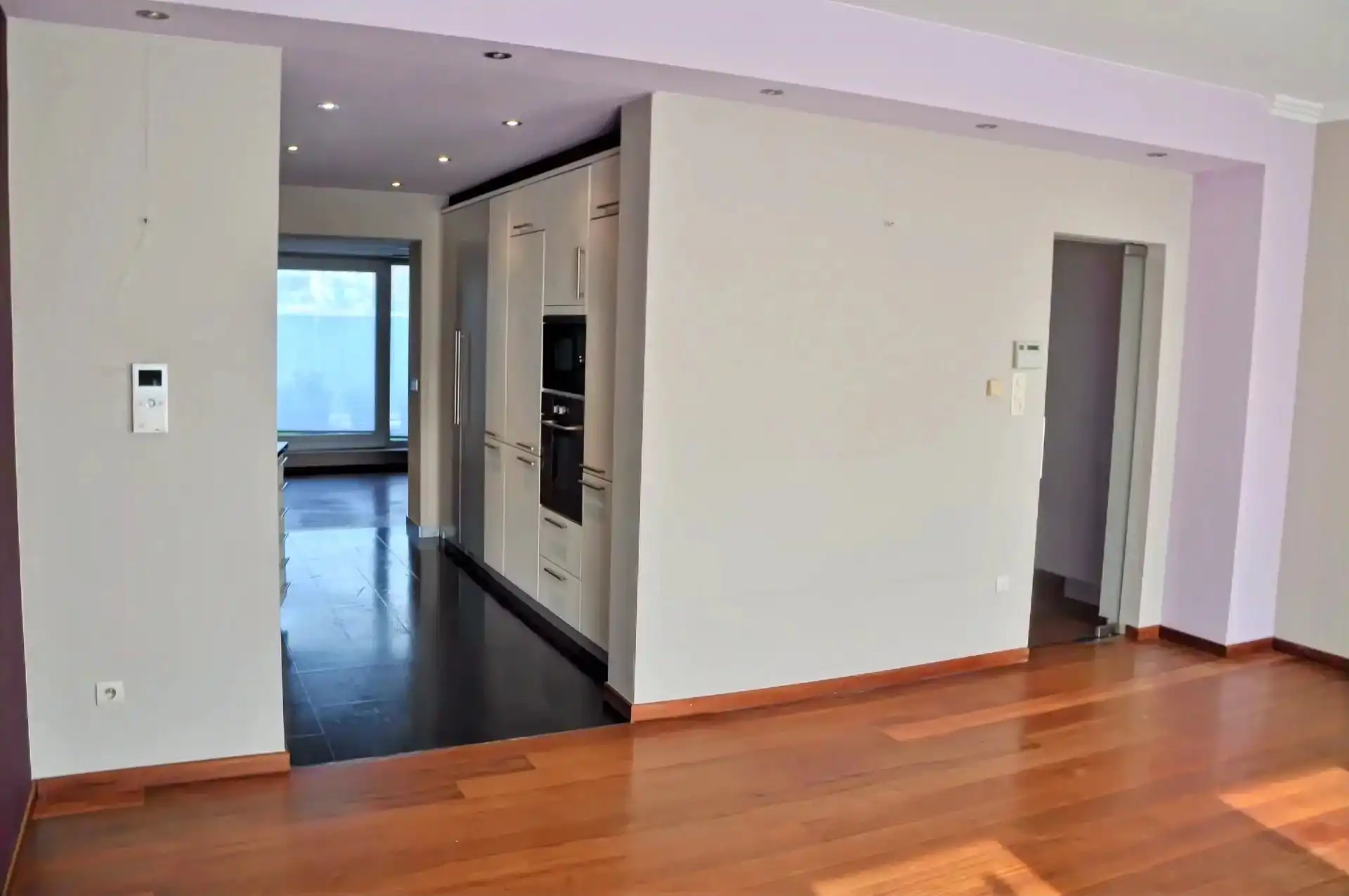 UNIEK HANDELSPAND VAN 110M² MET DUPLEXAPPARTEMENT MET 3 SLPK IN LANAKEN CENTRUM foto 3