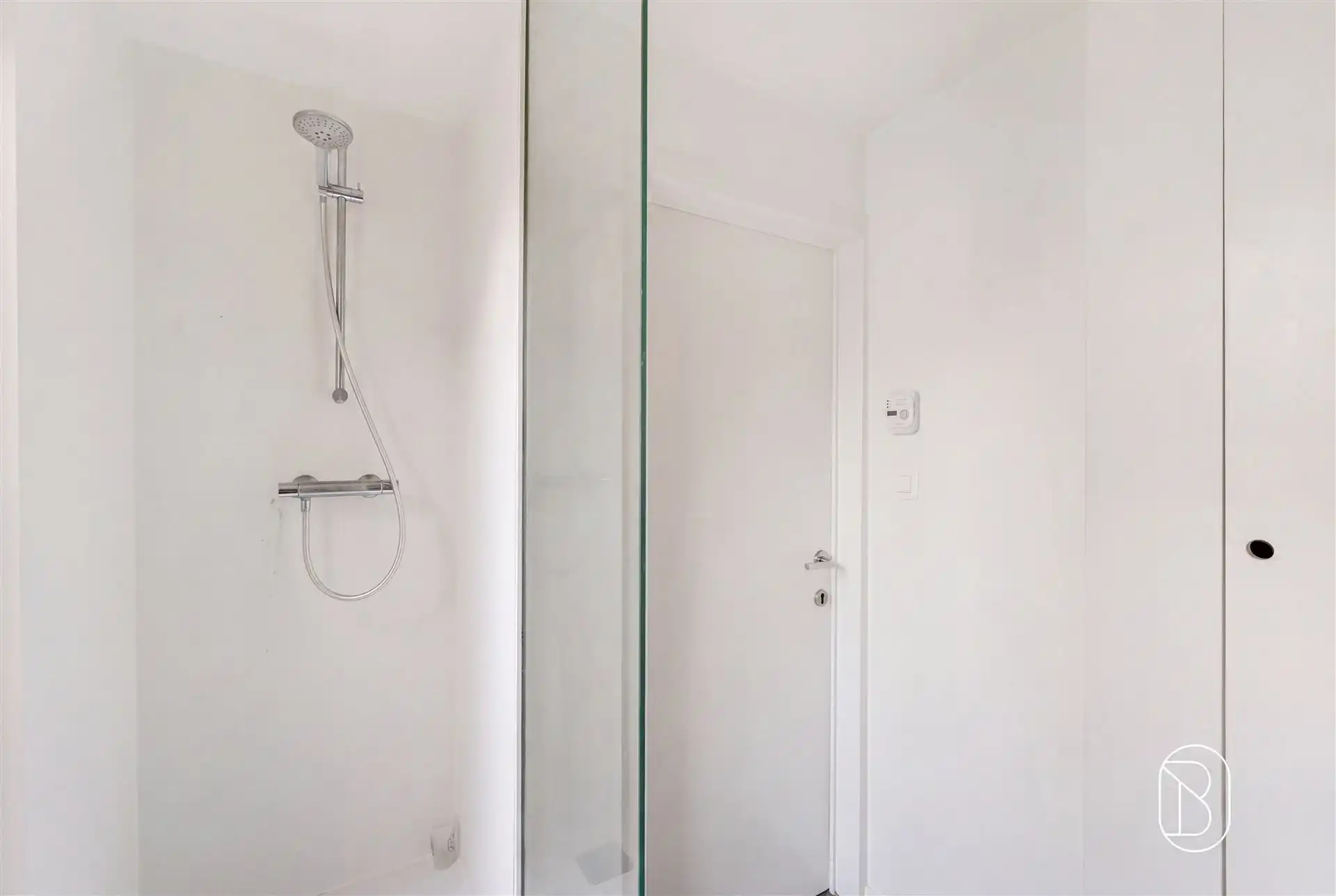 Handelspand + 2 gerenoveerde appartementen hartje Kortrijk foto 22