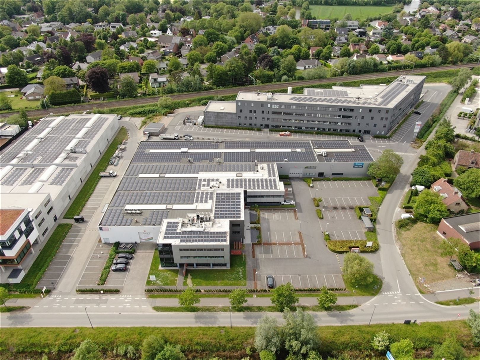 Goed bereikbare kantoren + magazijn foto 2