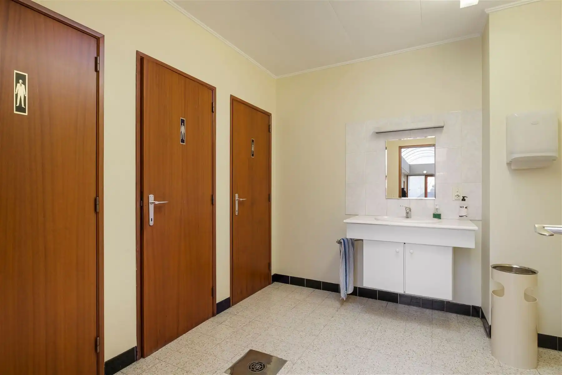 Veelzijdig Kantoorpand met Parkeerplaats in Groen Mene foto 11