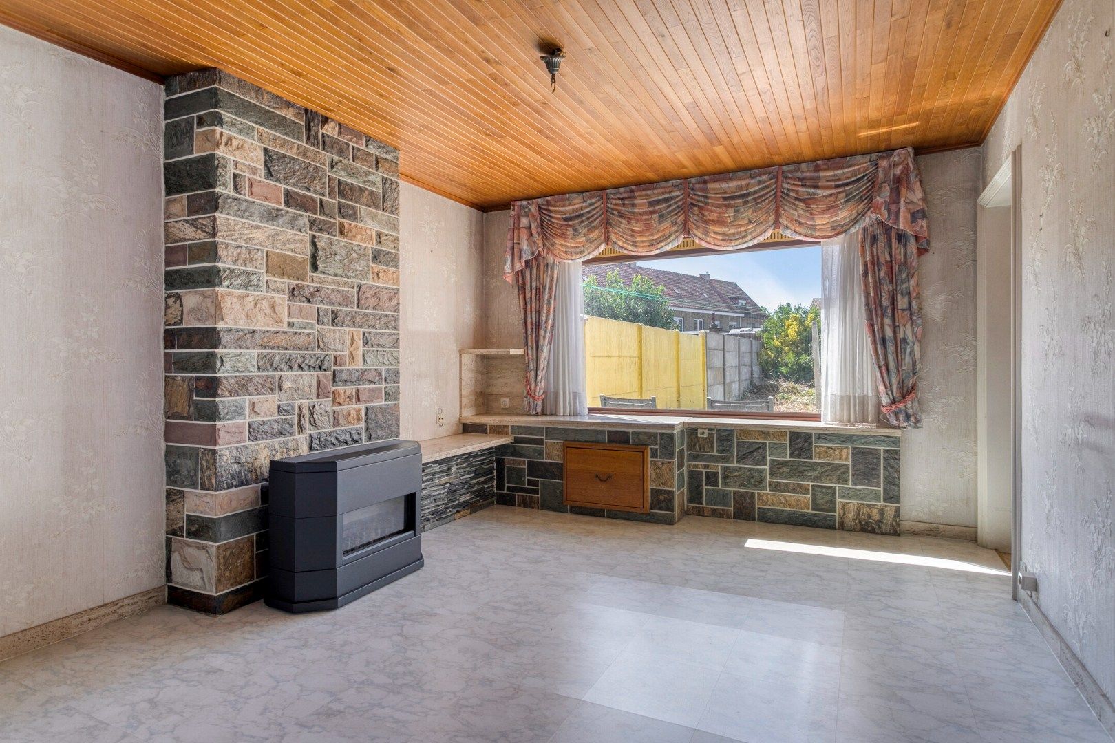 Te renoveren woning met 3 slaapkamers in rustige buurt! foto 3