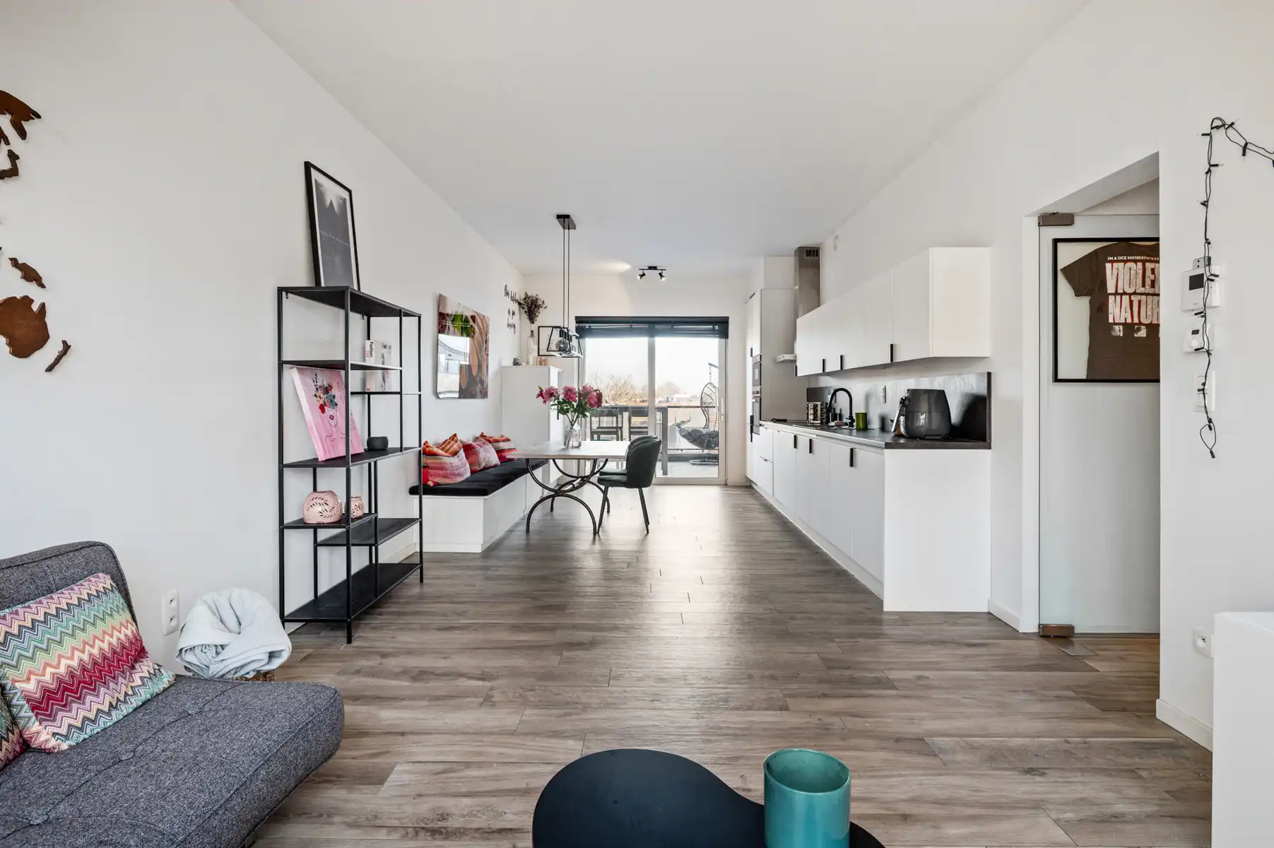 Lichtrijk appartement met terras in statig karakterpand foto 6