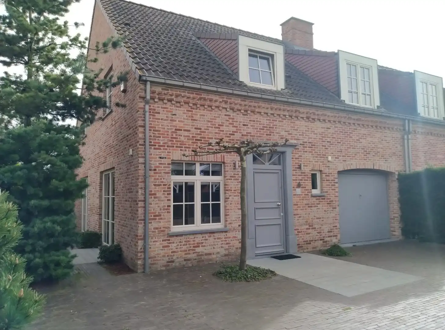 Ruime 3-gevelwoning met tuin foto {{pictureIndex}}