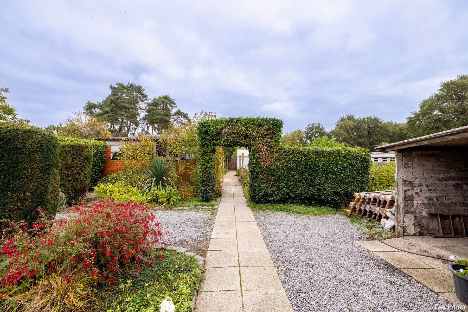 Op te frissen gezinswoning gelegen op rustige locatie foto 2