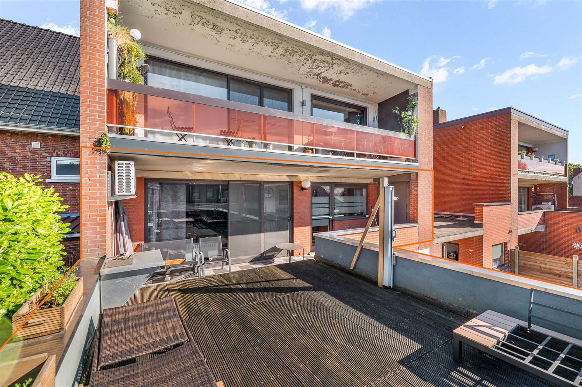 VERRASSEND RUIM (170M2) EN GOED ONDERHOUDEN APPARTEMENT MET 3 SLAAPKAMERS + ZONNIG TERRAS, IDEAAL GELEGEN IN DE NABIJHEID VAN DE DORPSKERN VAN HEPPEN foto 3