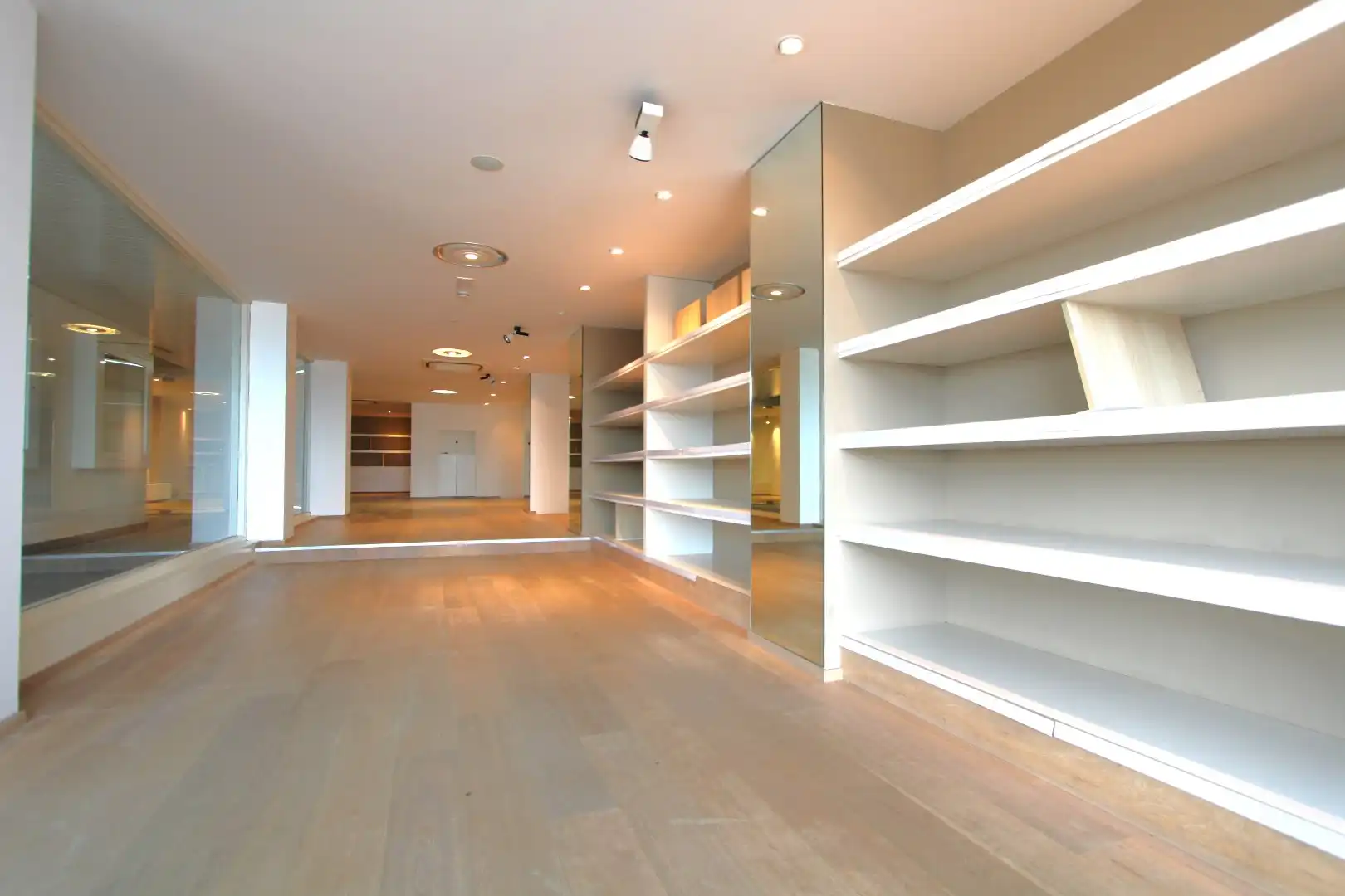 Verhuurd winkel te koop van 471 m² te Zeedijk  678-679 foto 5