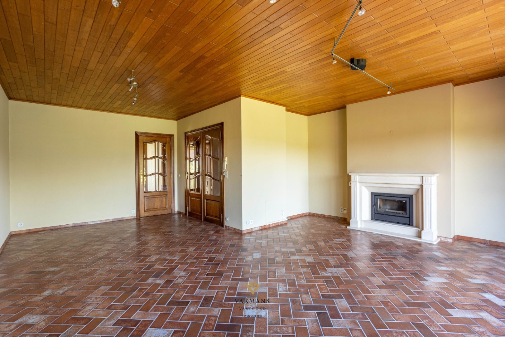 Woning met 3 slaapkamers en grote dubbele garage op prachtige locatie. foto 8