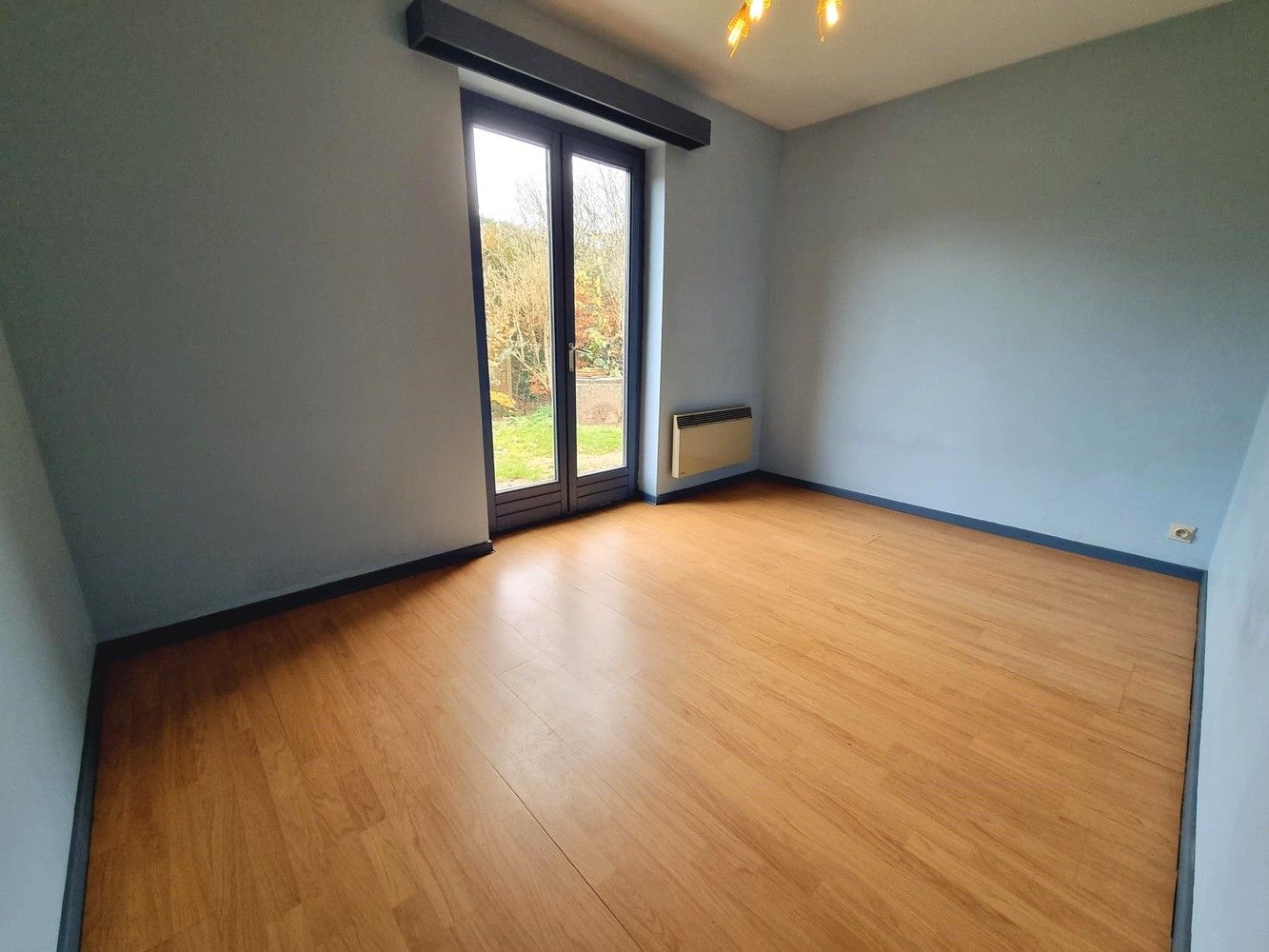 Vernieuwde woning, zeer rustig gelegen met enorm grote zolderruimte. Veel potentieel! foto 10