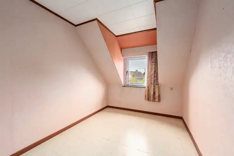 Hooglede-centrum. Charmante | ruime | half open bebouwing op 740m2 met > 4 slaapkamers, apart bijgebouw van +/- 60m2. Ideaal voor gezinnen / extra polyvalente ruimtes, ideaal gelegen. foto 12