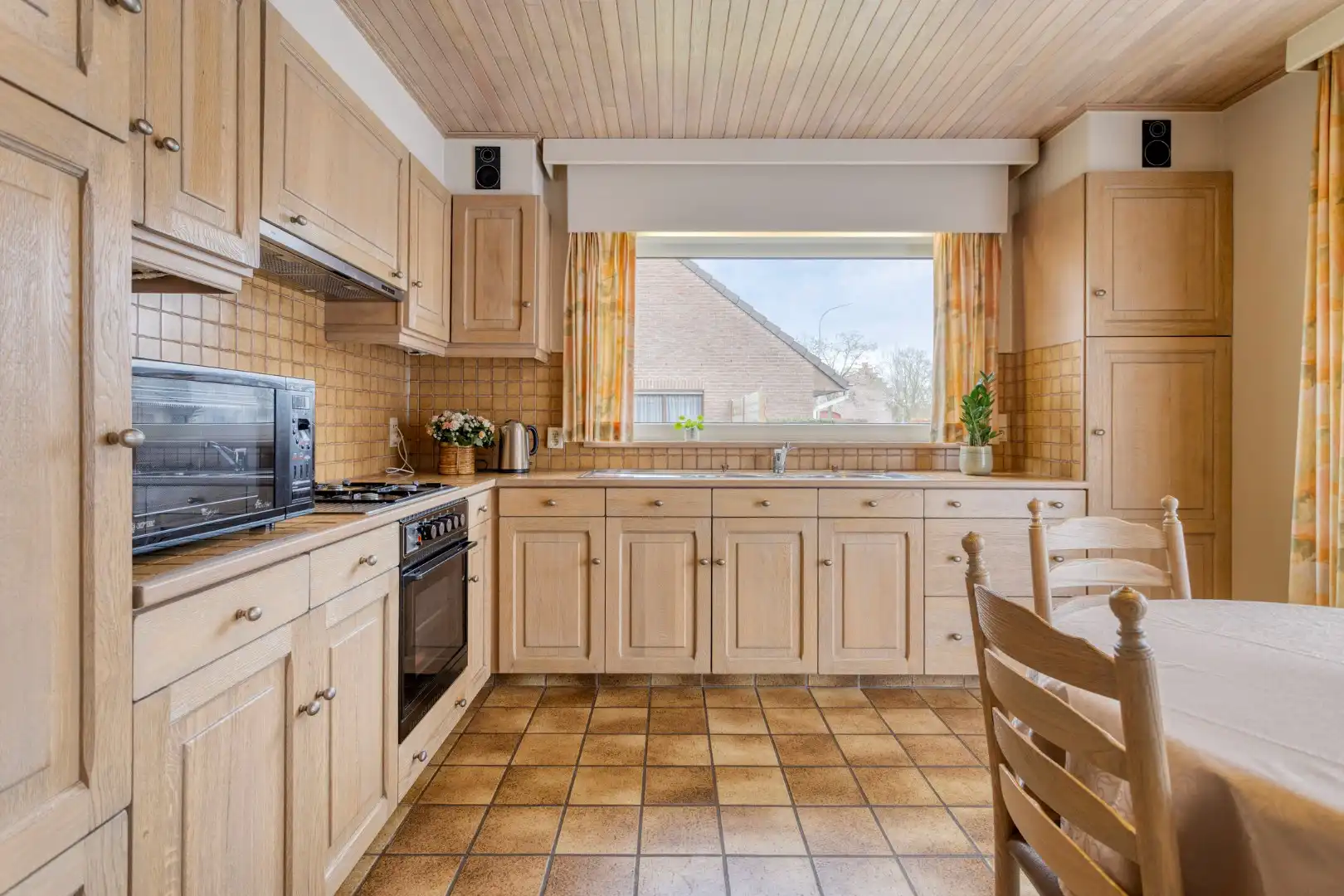 Uiterst verzorgde, gelijkvloerse villa met 2 slaapkamers en ruime garage! foto 12