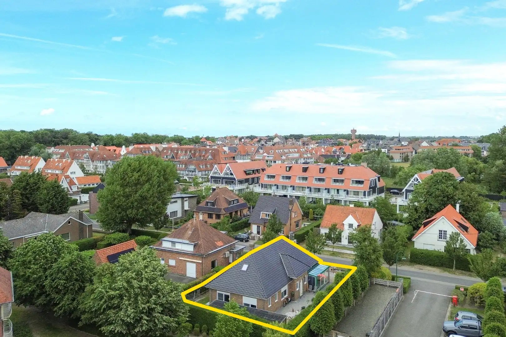 Instapklare en volledig gerenoveerde bungalow met 3 slaapkamers, tuin en garage vlak bij bos en centrum van De Haan foto 10
