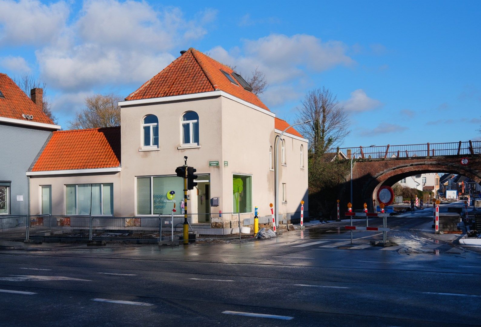 Op belangrijke invalsweg centrum St-Pieters, commercieel hoekpand/projectgrond foto 1