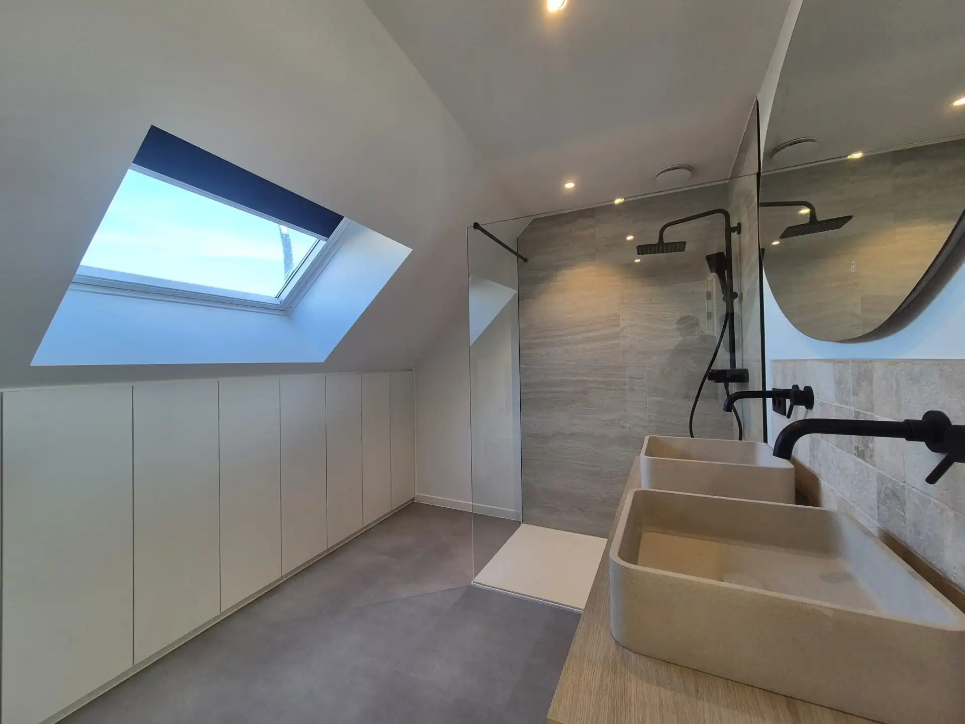 Ruime en luxueus afgewerkte duplex met 4 slaapkamers, terras en tuin. foto 25