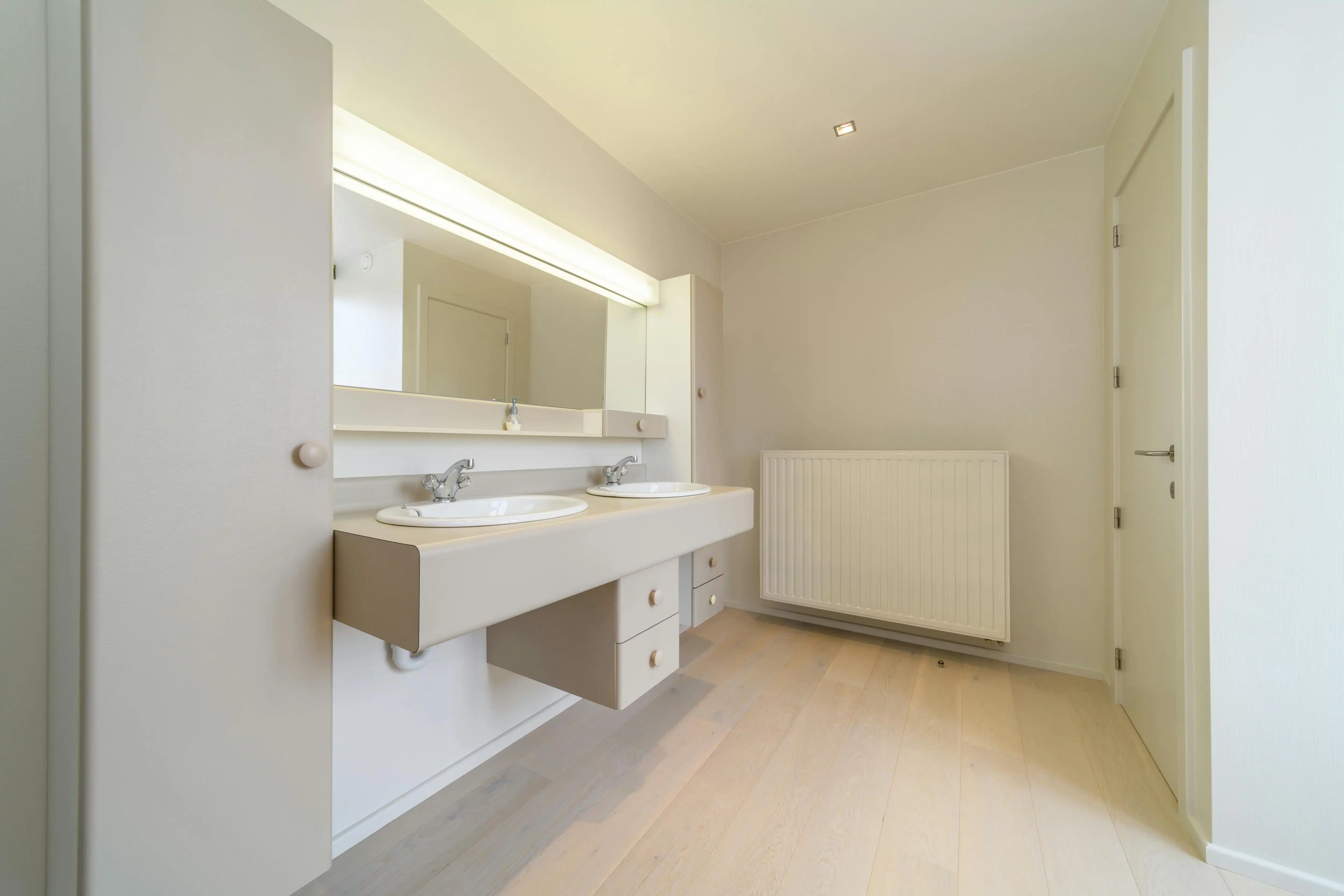 Herenhuis met ruime garage te koop in Izenberge. foto 18