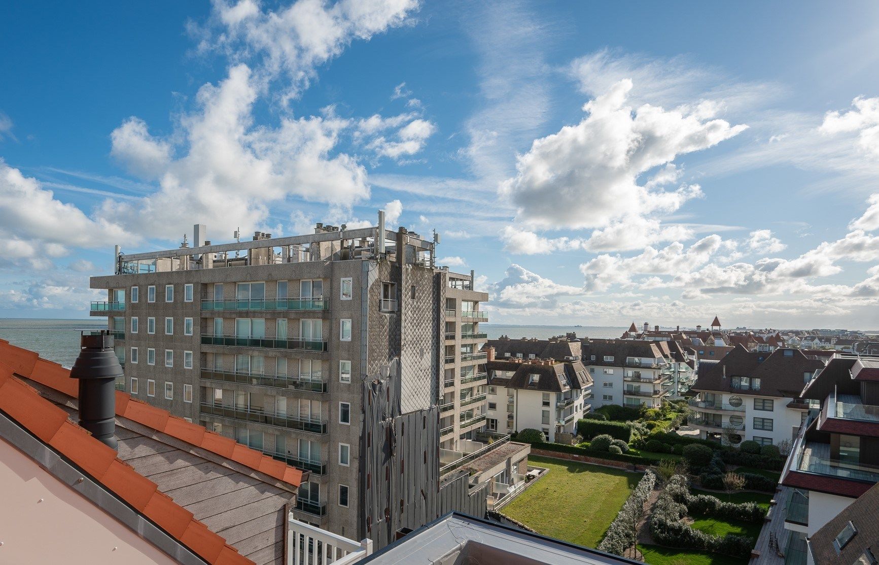 Nieuwbouw duplex appartement met prachtige zichten op de minigolf en zijdelings zeezicht gelegen vlakbij de Kustlaan te Knokke. foto 7