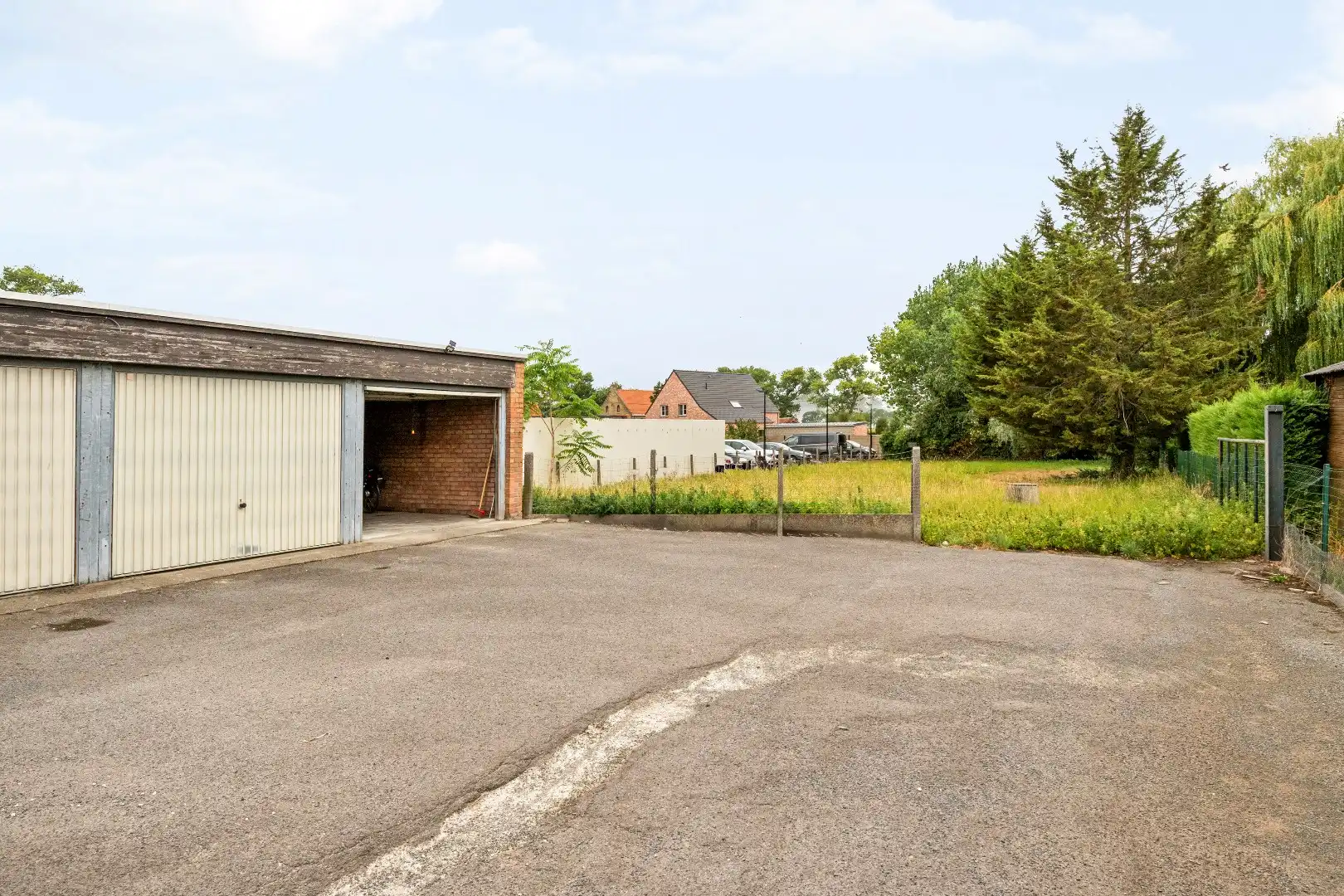 Opbrengsteigendom bestaande uit 2 ruime woningen, 3 garage en grond. foto 7