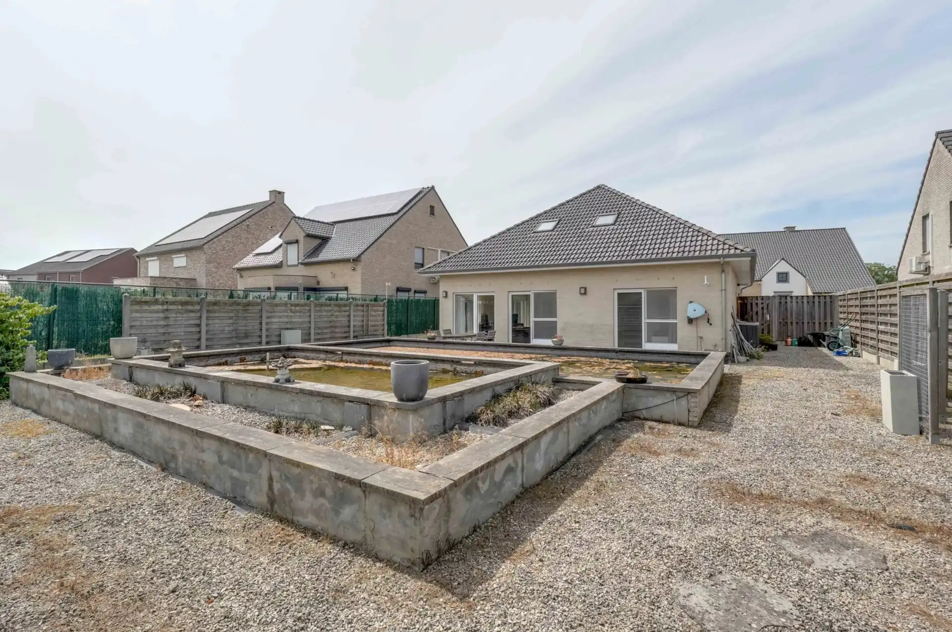 Ruime open bebouwing met zonnige tuin foto 26
