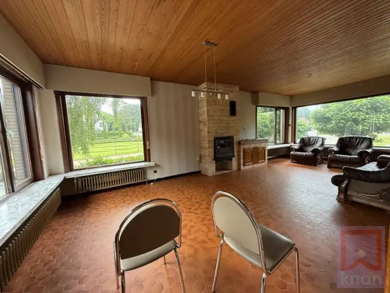 Ruime woning met tuin, 2 grote garages en kelder op 688m²! foto 5