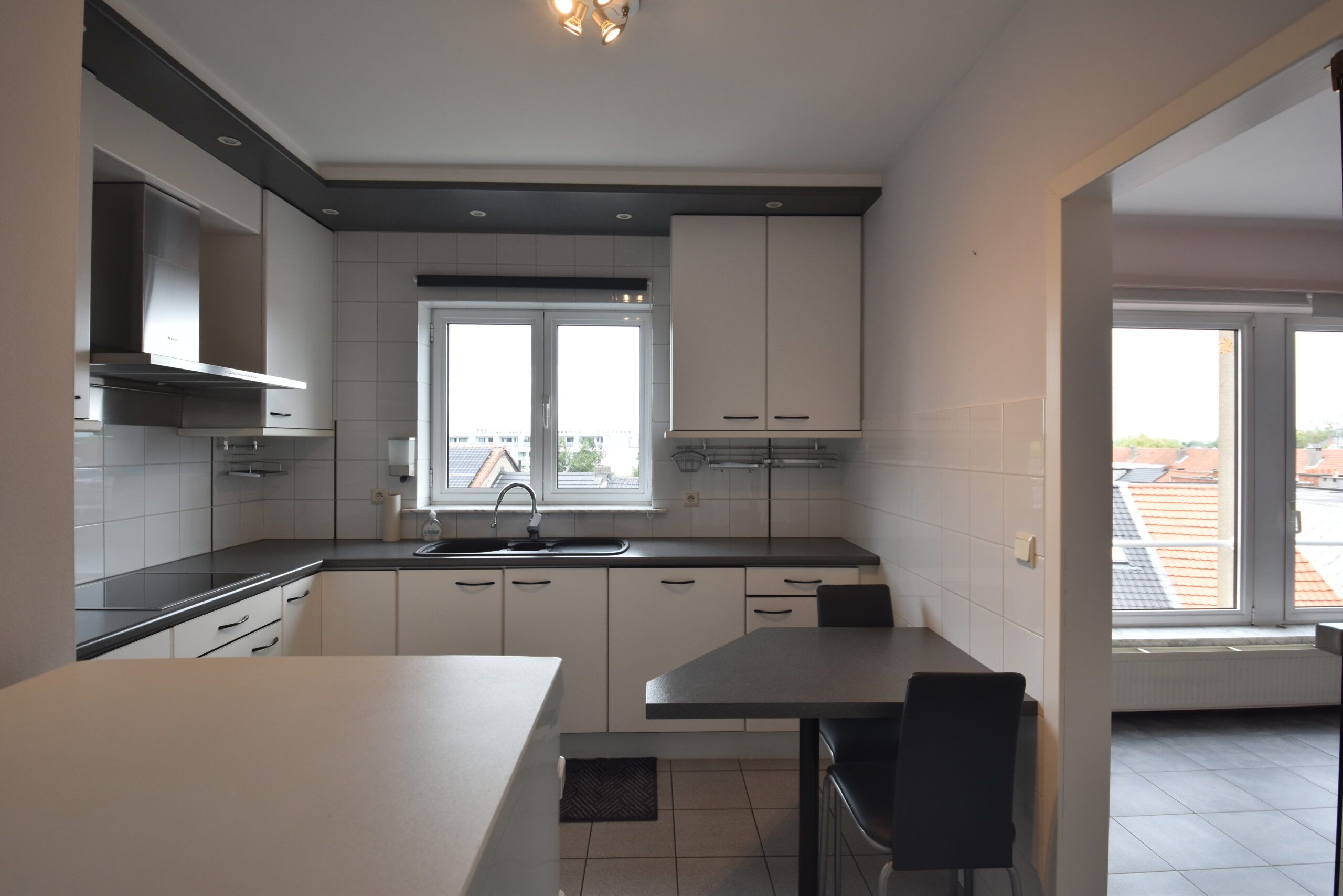 Stijlvol en ruim appartement met 3 slaapkamers en zonnig terras. foto 7