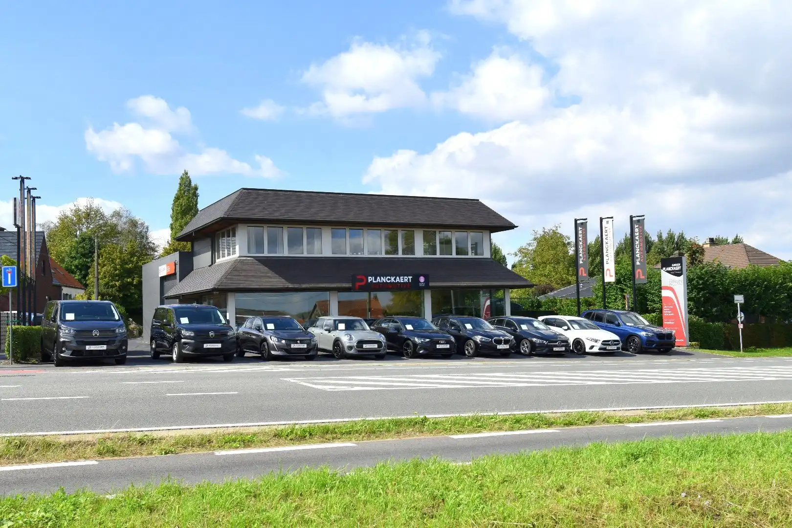 Commercieel pand met showroom, atelier, parking én bovenliggend appartement te koop in Bellegem foto {{pictureIndex}}